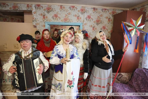 Песни, гадания и оберег от одиночества: старинный колядный обряд возродили в Могилевском районе Песни, гадания и оберег от одиночества: старинный колядный обряд возродили в Могилевском районе