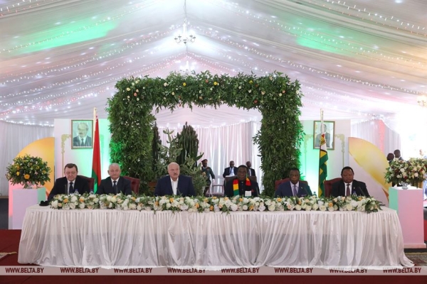 Лукашенко и Мнангагва проводят официальные переговоры Лукашенко и Мнангагва проводят официальные переговоры