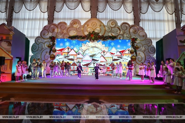 Сказочное шоу и подарок от Президента. Как проходят новогодние утренники во Дворце Независимости