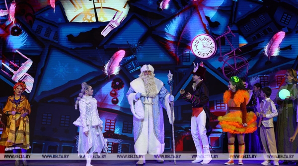 Сказочное шоу и подарок от Президента. Как проходят новогодние утренники во Дворце Независимости