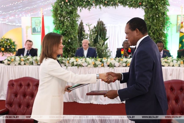 Беларусь и Зимбабве в ходе государственного визита Лукашенко подписали пакет документов Беларусь и Зимбабве в ходе государственного визита Лукашенко подписали пакет документов