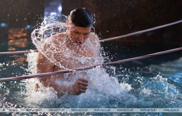 ФОТОРЕПОРТАЖ: Крещенские купания проходят в Беларуси