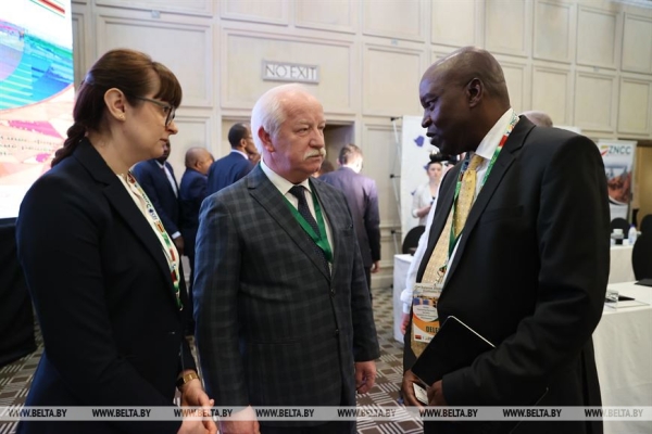 Белорусско-зимбабвийский бизнес-форум начал работу в Хараре Белорусско-зимбабвийский бизнес-форум начал работу в Хараре