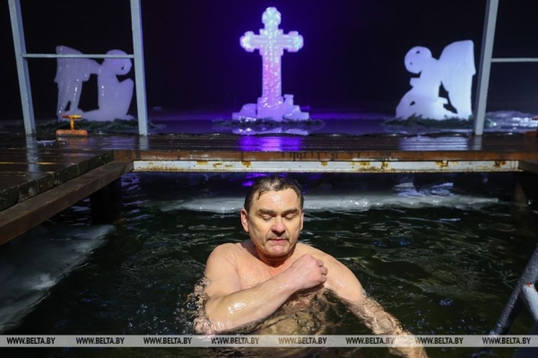 ФОТОРЕПОРТАЖ: Крещенские купания проходят в Беларуси