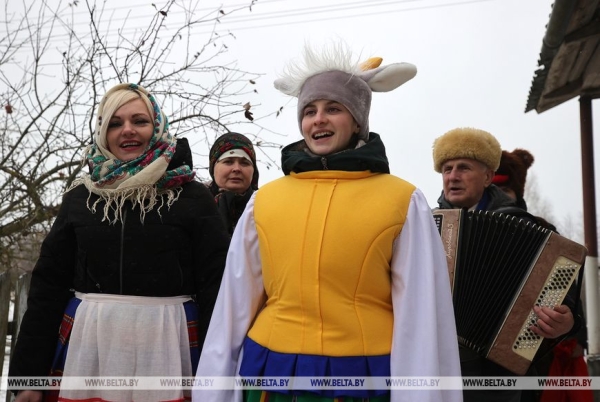 Коза, медведь и рождественская звезда. Как колядуют в Щучинском районе