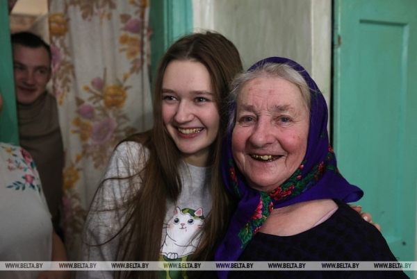 Коза, медведь и рождественская звезда. Как колядуют в Щучинском районе