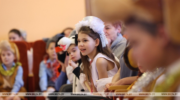 Белорусский детский фонд в новогодние дни поздравил более 10,5 тыс. ребят