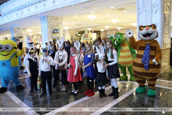 Сказочное шоу и подарок от Президента. Как проходят новогодние утренники во Дворце Независимости