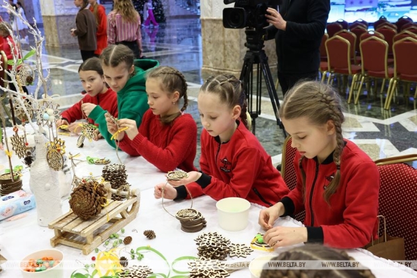 Сказочное шоу и подарок от Президента. Как проходят новогодние утренники во Дворце Независимости