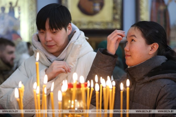 ФОТОФАКТ: От Сочельника - к Рождеству. Праздничные богослужения начались в православных храмах ФОТОФАКТ: От Сочельника - к Рождеству. Праздничные богослужения начались в православных храмах