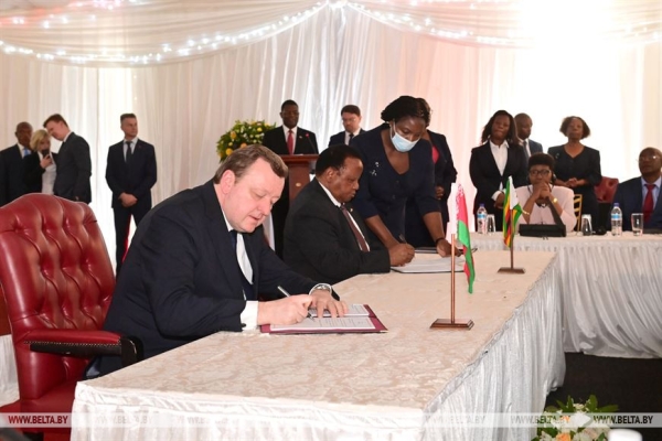Беларусь и Зимбабве в ходе государственного визита Лукашенко подписали пакет документов Беларусь и Зимбабве в ходе государственного визита Лукашенко подписали пакет документов