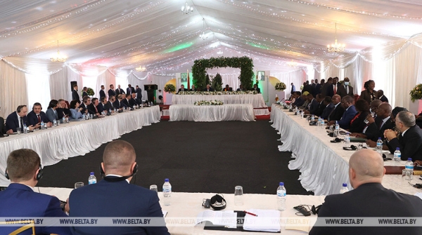 Лукашенко и Мнангагва проводят официальные переговоры Лукашенко и Мнангагва проводят официальные переговоры