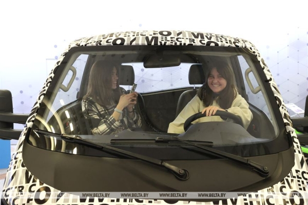 Лукашенко о выставке "Беларусь интеллектуальная": надо всем показать, что делают наши ученые и что у нас есть будущее Лукашенко о выставке "Беларусь интеллектуальная": надо всем показать, что делают наши ученые и что у нас есть будущее