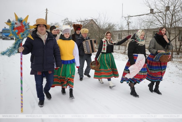 Коза, медведь и рождественская звезда. Как колядуют в Щучинском районе