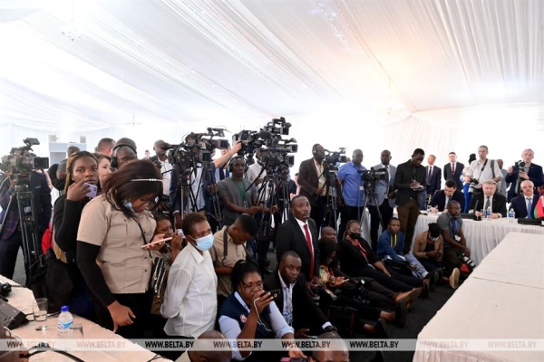 Беларусь и Зимбабве в ходе государственного визита Лукашенко подписали пакет документов Беларусь и Зимбабве в ходе государственного визита Лукашенко подписали пакет документов