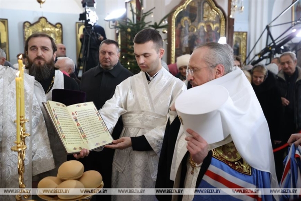 ФОТОФАКТ: От Сочельника - к Рождеству. Праздничные богослужения начались в православных храмах ФОТОФАКТ: От Сочельника - к Рождеству. Праздничные богослужения начались в православных храмах