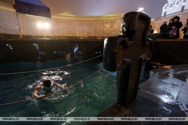 ФОТОРЕПОРТАЖ: Крещенские купания проходят в Беларуси