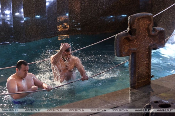 ФОТОРЕПОРТАЖ: Крещенские купания проходят в Беларуси