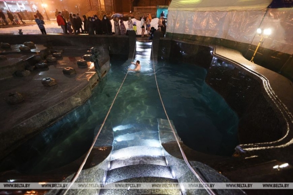 ФОТОРЕПОРТАЖ: Крещенские купания проходят в Беларуси