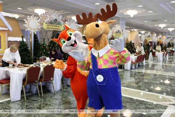 Сказочное шоу и подарок от Президента. Как проходят новогодние утренники во Дворце Независимости