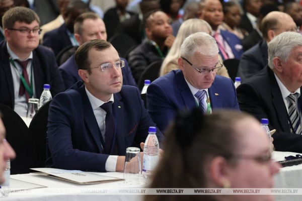 Лукашенко прибыл с государственным визитом в Зимбабве Лукашенко прибыл с государственным визитом в Зимбабве