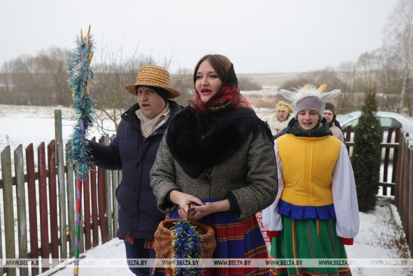 Коза, медведь и рождественская звезда. Как колядуют в Щучинском районе