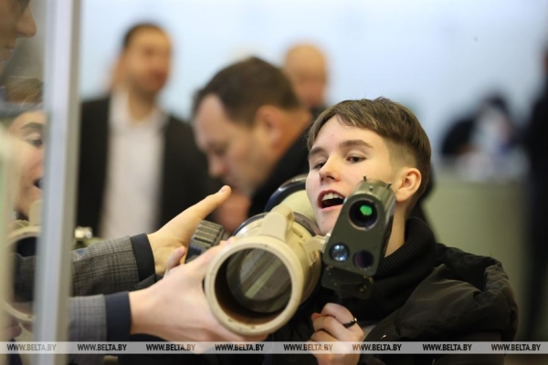 Лукашенко о выставке "Беларусь интеллектуальная": надо всем показать, что делают наши ученые и что у нас есть будущее Лукашенко о выставке "Беларусь интеллектуальная": надо всем показать, что делают наши ученые и что у нас есть будущее