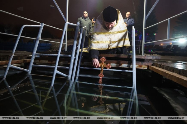 ФОТОРЕПОРТАЖ: Крещенские купания проходят в Беларуси