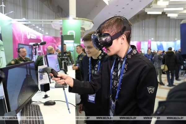 Лукашенко о выставке "Беларусь интеллектуальная": надо всем показать, что делают наши ученые и что у нас есть будущее Лукашенко о выставке "Беларусь интеллектуальная": надо всем показать, что делают наши ученые и что у нас есть будущее