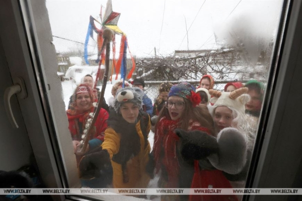 Песни, гадания и оберег от одиночества: старинный колядный обряд возродили в Могилевском районе Песни, гадания и оберег от одиночества: старинный колядный обряд возродили в Могилевском районе