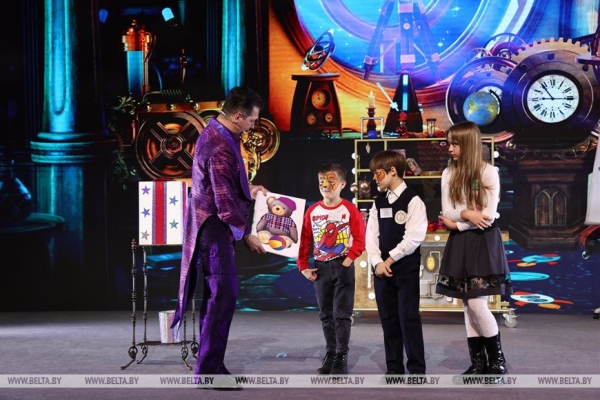 Сказочное шоу и подарок от Президента. Как проходят новогодние утренники во Дворце Независимости