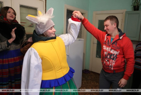 Коза, медведь и рождественская звезда. Как колядуют в Щучинском районе