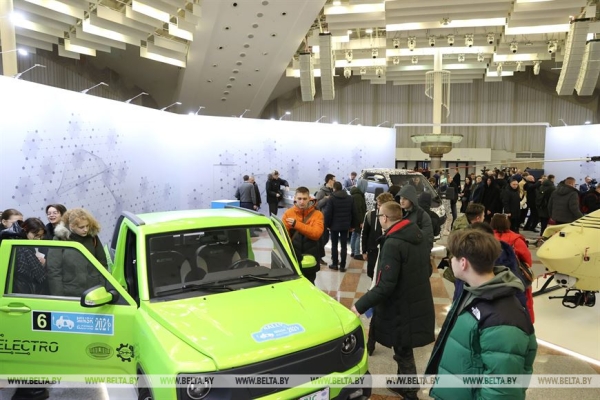 Лукашенко о выставке "Беларусь интеллектуальная": надо всем показать, что делают наши ученые и что у нас есть будущее Лукашенко о выставке "Беларусь интеллектуальная": надо всем показать, что делают наши ученые и что у нас есть будущее