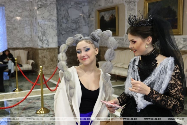 Сказочное шоу и подарок от Президента. Как проходят новогодние утренники во Дворце Независимости