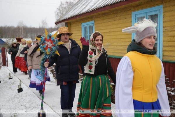 Коза, медведь и рождественская звезда. Как колядуют в Щучинском районе