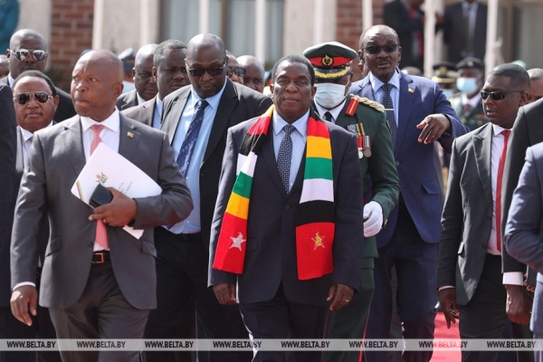 Лукашенко прибыл с государственным визитом в Зимбабве Лукашенко прибыл с государственным визитом в Зимбабве