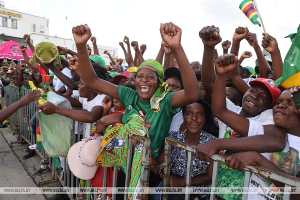 Лукашенко прибыл с государственным визитом в Зимбабве Лукашенко прибыл с государственным визитом в Зимбабве