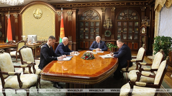 Рецепт мира от Лукашенко, стройка без "говорильни", экспорт, дела военные и обет на Рождество. Подробности недели Президента