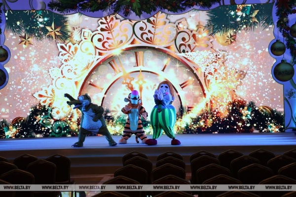 Сказочное шоу и подарок от Президента. Как проходят новогодние утренники во Дворце Независимости