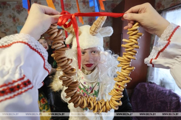 Песни, гадания и оберег от одиночества: старинный колядный обряд возродили в Могилевском районе Песни, гадания и оберег от одиночества: старинный колядный обряд возродили в Могилевском районе