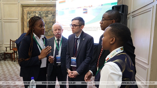 Белорусско-зимбабвийский бизнес-форум начал работу в Хараре Белорусско-зимбабвийский бизнес-форум начал работу в Хараре