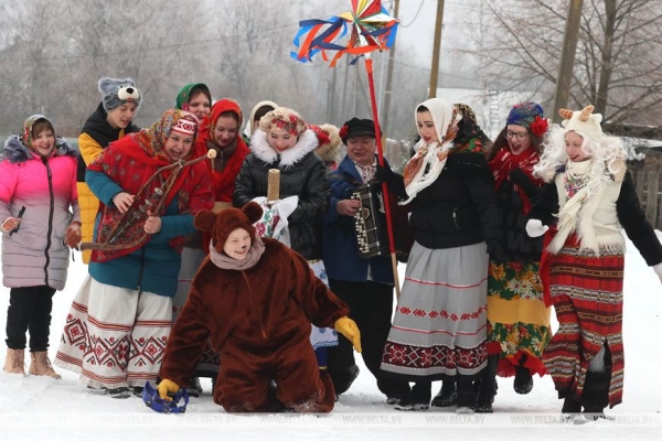 Песни, гадания и оберег от одиночества: старинный колядный обряд возродили в Могилевском районе Песни, гадания и оберег от одиночества: старинный колядный обряд возродили в Могилевском районе