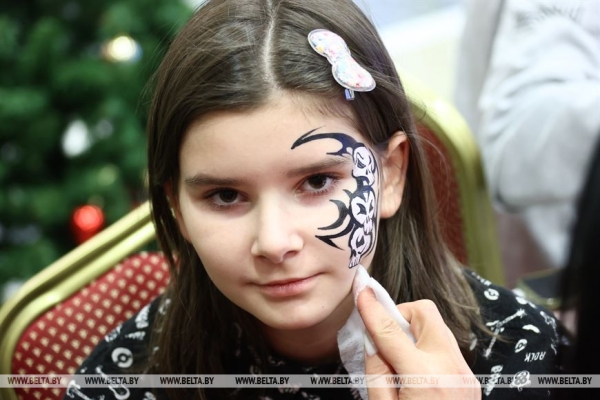 Сказочное шоу и подарок от Президента. Как проходят новогодние утренники во Дворце Независимости