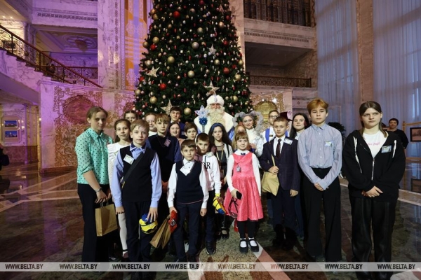 Сказочное шоу и подарок от Президента. Как проходят новогодние утренники во Дворце Независимости