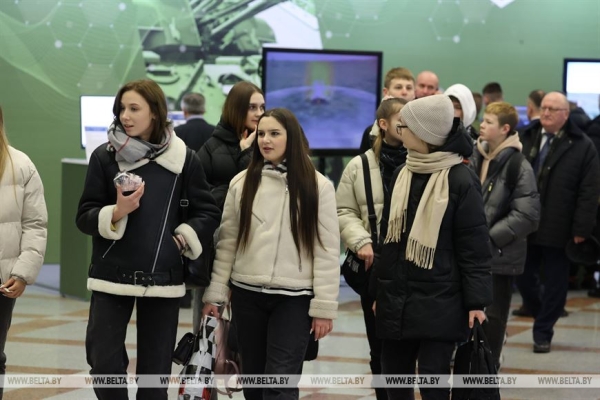 Лукашенко о выставке "Беларусь интеллектуальная": надо всем показать, что делают наши ученые и что у нас есть будущее Лукашенко о выставке "Беларусь интеллектуальная": надо всем показать, что делают наши ученые и что у нас есть будущее