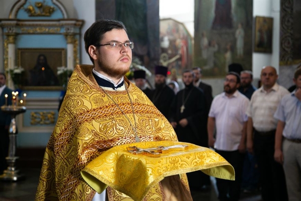 "Испытывая радость, люди делятся ею с другими". Молодой священник о Рождестве, служении и церкви