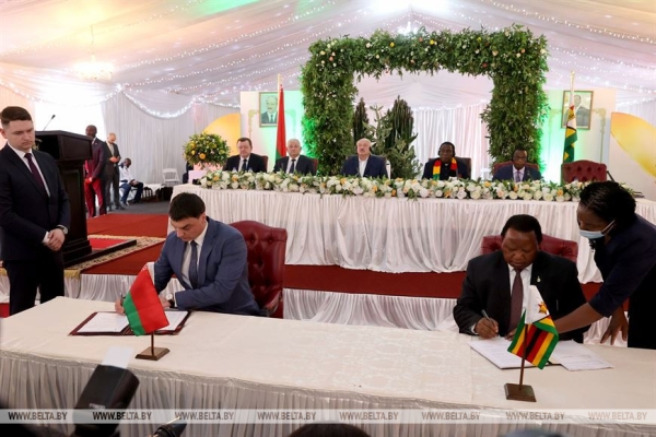 Беларусь и Зимбабве в ходе государственного визита Лукашенко подписали пакет документов Беларусь и Зимбабве в ходе государственного визита Лукашенко подписали пакет документов