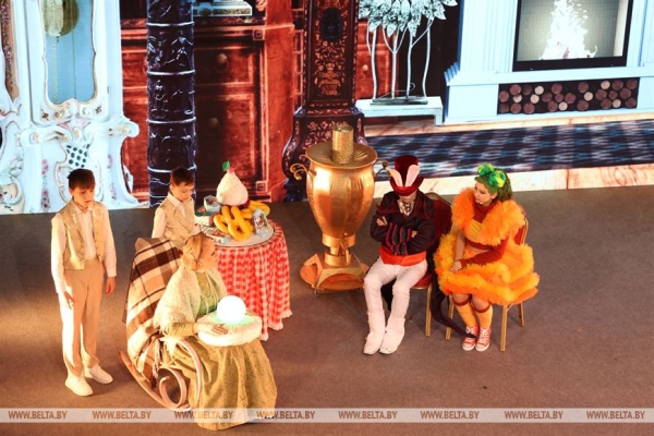 Сказочное шоу и подарок от Президента. Как проходят новогодние утренники во Дворце Независимости