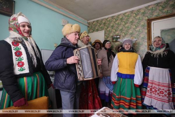 Коза, медведь и рождественская звезда. Как колядуют в Щучинском районе