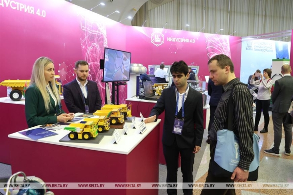 Лукашенко о выставке "Беларусь интеллектуальная": надо всем показать, что делают наши ученые и что у нас есть будущее Лукашенко о выставке "Беларусь интеллектуальная": надо всем показать, что делают наши ученые и что у нас есть будущее